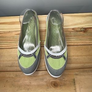 L.L. Bean Women 05330 Green Mary Jane Shoes Fabric Size 9 Slip on comfort